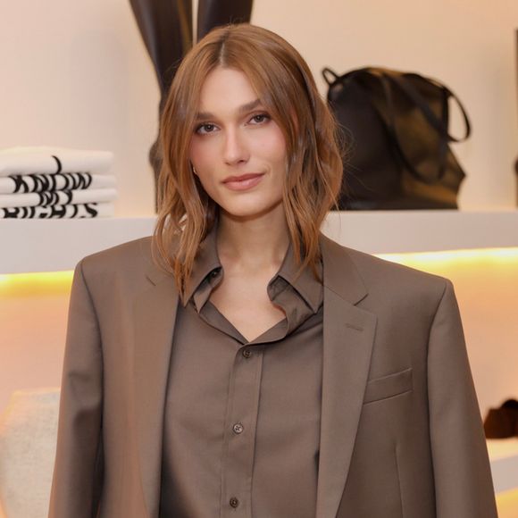 Esse look estilo officecore de Sasha Meneghel na cor marrom chocotone é tão chique e elegante, do escritório ao jantar sofisticado