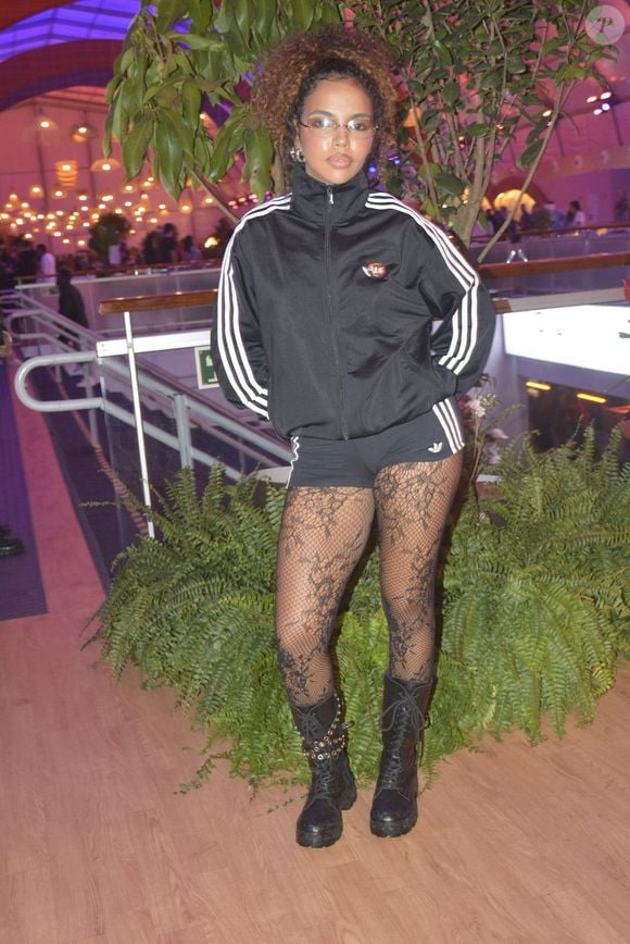 A ex-BBB Giovanna Pitel escolheu uma produção esportiva com jaqueta e shorts pretos de inspiração streetwear