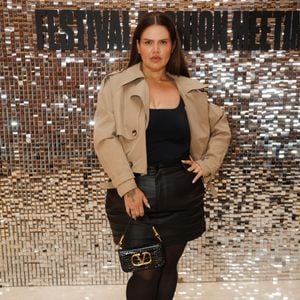 Trench coat cáqui e saia em couro ou vinil marcam a produção moderna de Thais Carla