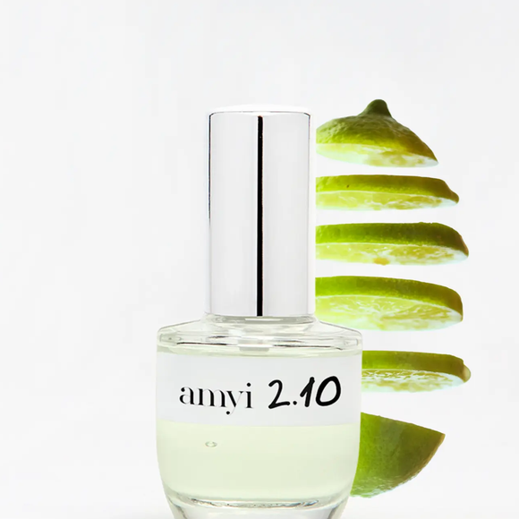 O Amyi 2.10, da Amyi, é uma fragrância de 10 ml, com preço informado de R$ 140,00, que aposta na refrescância do limão tahiti combinada ao gengibre e ao cardamomo, seguindo a proposta de um perfume mais cítrico para o dia