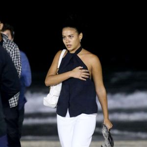 Corpo em plena Avenida Atlântica! Produção de Vale Tudo filma retirada de Odete Roitman sob olhares atentos de curiosos