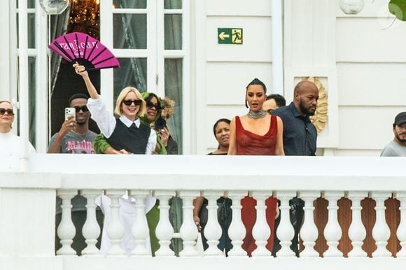 A trama com Kim Kardashian acompanha um grupo de mulheres que deixam um escritório dominado por homens para fundar sua própria firma, enfrentando dilemas pessoais e profissionais enquanto desafiam o sistema jurídico e as expectativas sociais.