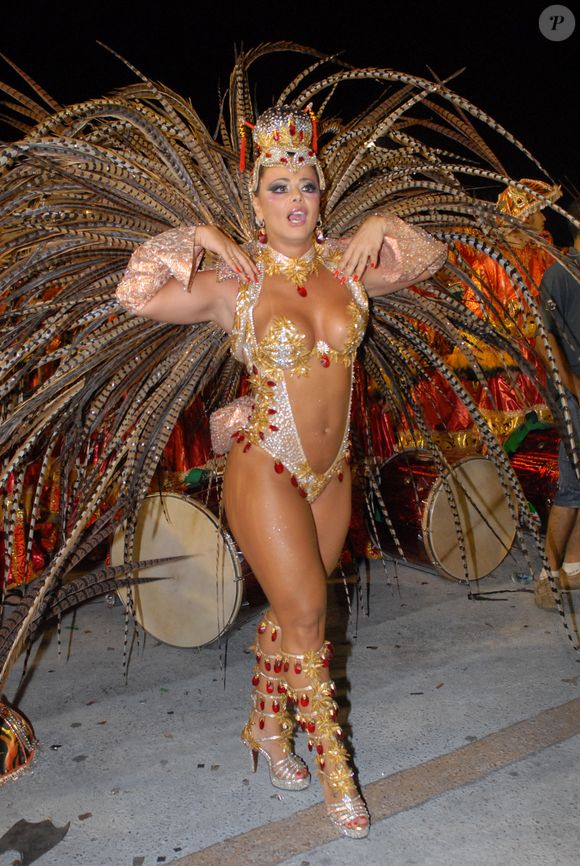 Viviane Araújo inovou na fantasia em 2010 e escolheu um body super cavado e com abertura frontal, desta vez incorporando o dourado junto do prateado e vermelho