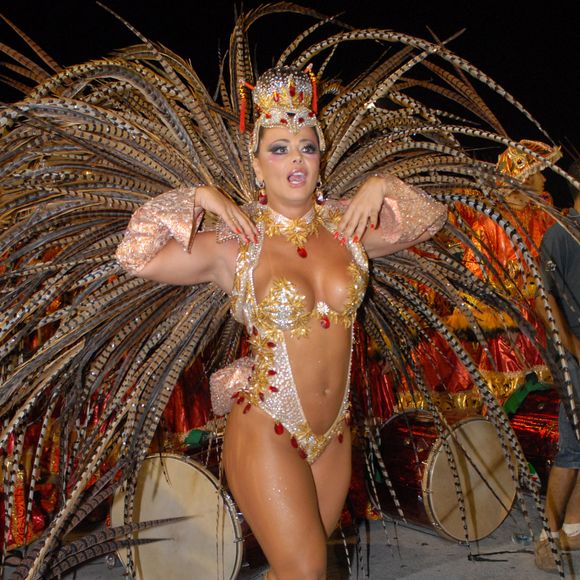 Viviane Araújo inovou na fantasia em 2010 e escolheu um body super cavado e com abertura frontal, desta vez incorporando o dourado junto do prateado e vermelho