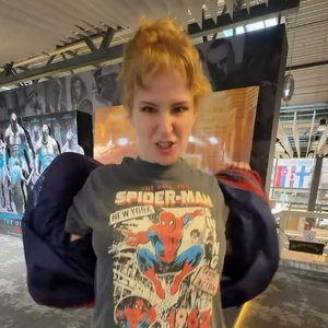 A exclusão de uma música da cantora russa Monetochka da versão ucraniana de "Homem-Aranha: Um Novo Dia" repercutiu nas redes sociais e mostrou como o conflito entre Ucrânia e Rússia continua refletindo até mesmo em grandes produções de Hollywood