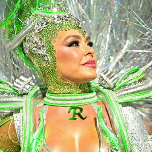 Carnaval 2025: Fabíola de Andrade desfilou com um cordão da letra R, em referência ao marido Rogério Andrade