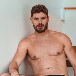 Bruninho surpreende a web com ensaio inusitado e recebe elogios de Neymar e João Rafael.