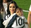 Bruna Biancardi segura a filha mais velha, Mavie, durante a apresentação de Neymar ao Santos em janeiro de 2025