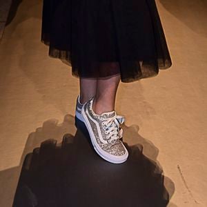 Combinando com jeans, alfaiataria e até vestidos midi, o Old Skool prova que o tênis pode ser sofisticado