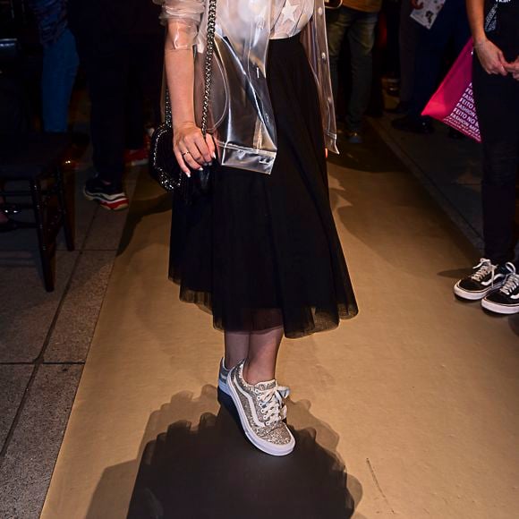 Combinando com jeans, alfaiataria e até vestidos midi, o Old Skool prova que o tênis pode ser sofisticado