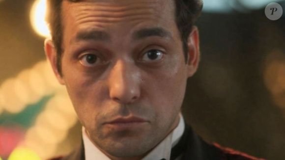 Em 'Garota do Momento', além de Alfredo, Eduardo Sterblitch viverá o irmão gêmeo do apresentador: Alfonso, um cantor mexicano