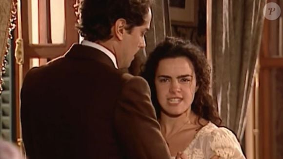 Marco Antonio (Marcello Antony) busca notícias sobre a saúde de Juanito em Terra Nostra