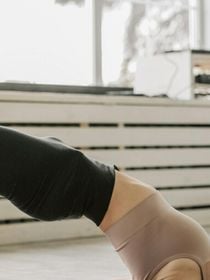 Se seu corpo treme ao fazer Pilates, você está fazendo certo (e há uma explicação científica para essa reação)