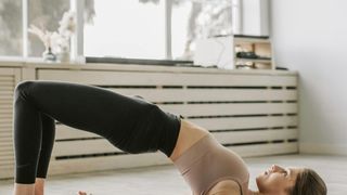 Se seu corpo treme ao fazer Pilates, você está fazendo certo (e há uma explicação científica para essa reação)