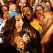 Rainha da Bahia! Ivete Sangalo arrasa com look vibrante e se joga no meio dos fãs durante gravação de novo EP; veja fotos