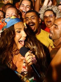 Rainha da Bahia! Ivete Sangalo arrasa com look vibrante e se joga no meio dos fãs durante gravação de novo EP; veja fotos