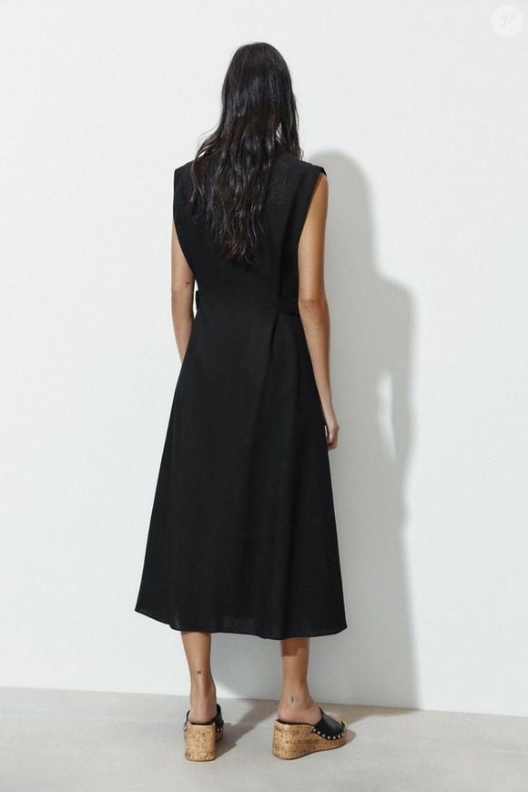 Segundo especialistas em moda, peças de inspiração utilitária seguem em evidência nesta temporada, e este vestido midi reúne elementos elegantes que atravessam tendências