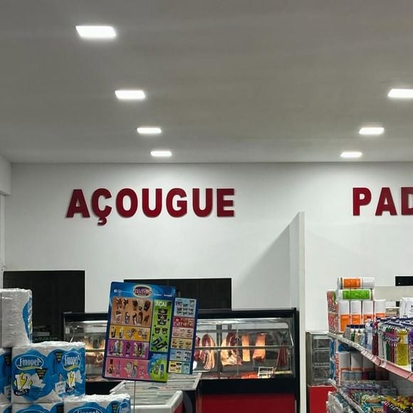 Existem diversas sessões dentro do mercado de Andressa Urach, como açougue e padaria.