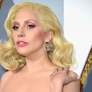 Horas antes de fazer a passagem de som e coreografia dos seus hits, a cantora foi flagrada durante uma situação íntima com seu noivo, o empresário Michael Polansky.