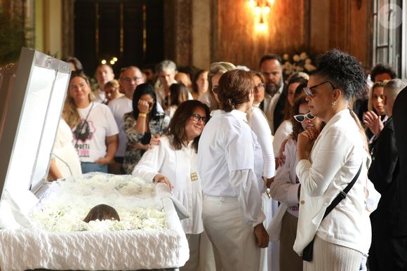 Irmã de Preta Gil, Maria Gil foi apoiada por amigos e familiares no velório da cantora