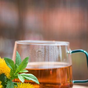 O chá de dente-de-leão ainda estimula a produção de bile, ajuda a diminuir a gordura no fígado e melhora o funcionamento do sistema digestivo