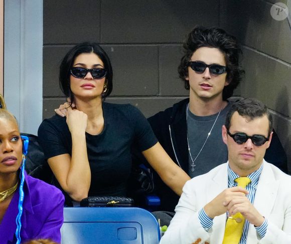 A fonte também revela uma outra exigência de Timothée Chalamet contra mídias sociais, dizendo: 'Não vemos Kylie postando seu relacionamento com Timothée, e isso é porque ela quer mantê-lo por perto'