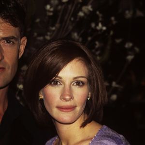 1996: Julia Roberts, de cabelo curto chanel, garantiu um visual diferenciado