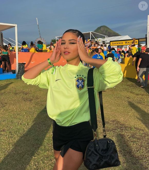 Brazilcore: Giullia Buscacio adotou tendência e incorporou o verde e amarelo em look