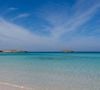 A praia de Ses Illetes em Formentera é levemente rosada devido aos fragmentos de conchas e do pó de coral que sofreram erosão na margem e se misturaram à areia branca