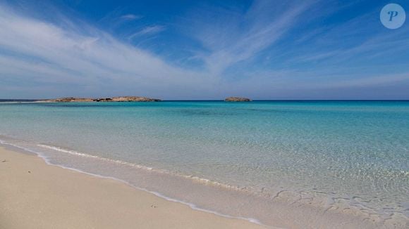 A praia de Ses Illetes em Formentera é levemente rosada devido aos fragmentos de conchas e do pó de coral que sofreram erosão na margem e se misturaram à areia branca