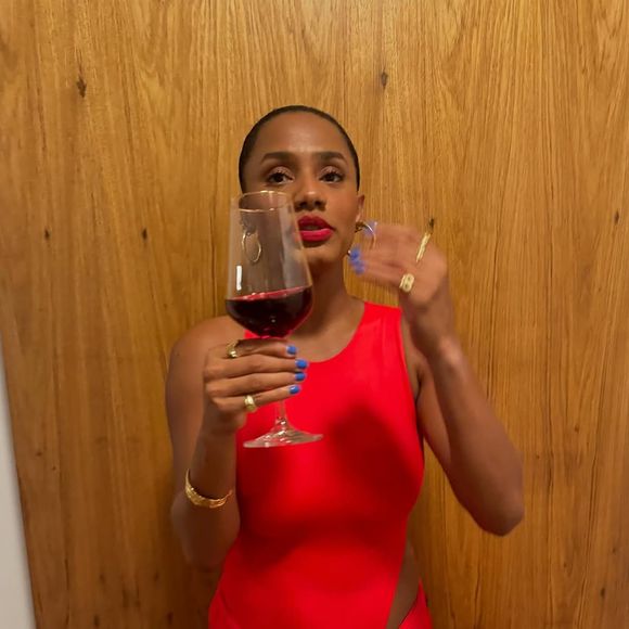 Jéssica Ellen apostou em um vestido vermelho poderoso