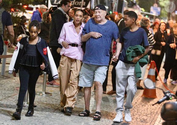 Taís Araújo e os filhos curtiram o espetáculo ‘Rita Lee, uma Autobiografia Musical’, protagonizado por Mel Lisboa