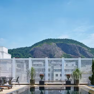Como se não bastasse, os hóspedes da suíte ainda têm acesso semiprivativo à cobiçada piscina do sexto andar, Black Pool, uma das áreas mais exclusivas do hotel, frequentada por celebridades e grandes nomes internacionais em passagem pelo Brasil
