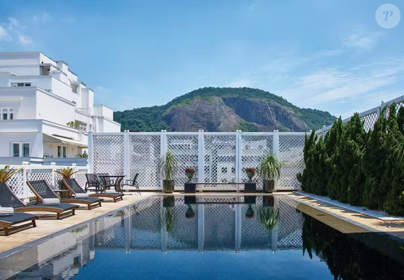 Como se não bastasse, os hóspedes da suíte ainda têm acesso semiprivativo à cobiçada piscina do sexto andar, Black Pool, uma das áreas mais exclusivas do hotel, frequentada por celebridades e grandes nomes internacionais em passagem pelo Brasil