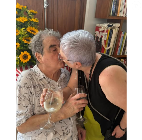 Otávio Augusto ganha beijo da esposa, a atriz Cristina Mullins