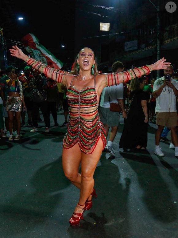Look curto de Paolla Oliveira, rainha de bateria da Grande Rio, arrancou elogios de famosos na web
