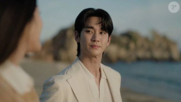 'Knock Off' estava previsto para estrear em abril, mas foi adiado. Um representante da Disney+ revelou que "o adiamento foi feito após uma análise criteriosa da Disney. Essa continua sendo a posição oficial da Disney+"