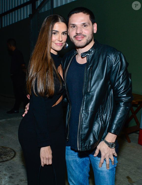 Na noite desta sexta-feira (23), os dois marcaram presença na gravação do DVD Traia Acústico no espaço Quinta do Embaixador, em Guarulhos, São Paulo, e posaram abraçadinhos para os fotógrafos de plantão.