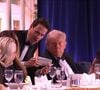 Donald Trump momentos antes de ser retirado às pressas após tiros interromperem jantar com jornalistas em Washington