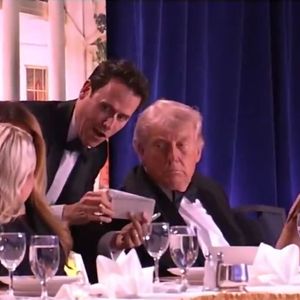 Donald Trump momentos antes de ser retirado às pressas após tiros interromperem jantar com jornalistas em Washington