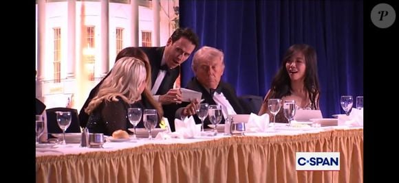 Donald Trump momentos antes de ser retirado às pressas após tiros interromperem jantar com jornalistas em Washington