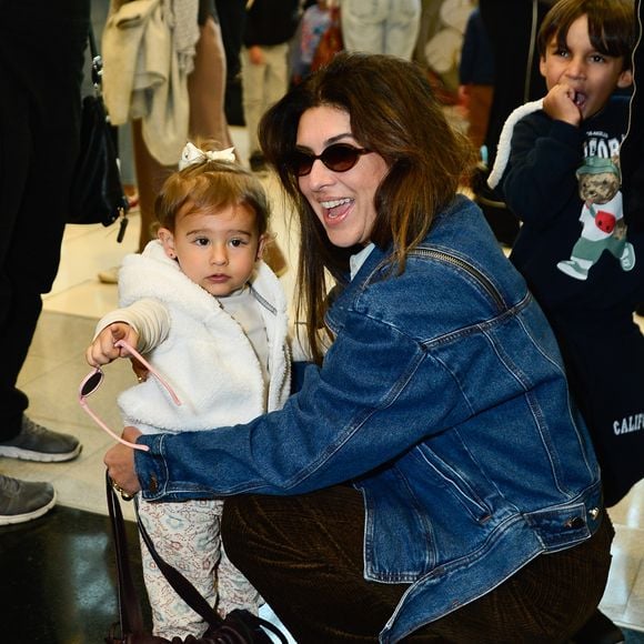 Filha de Fernanda Paes Leme, Pilar esbanja estilo e rouba cena na pré-estreia vip do musical infantil 'Masha e o Urso'