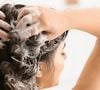 Para nutrir os fios e proteger as pontas para que o cabelo fino sofra menos com a ação do shampoo, vale investir em um produto pré-lavagem