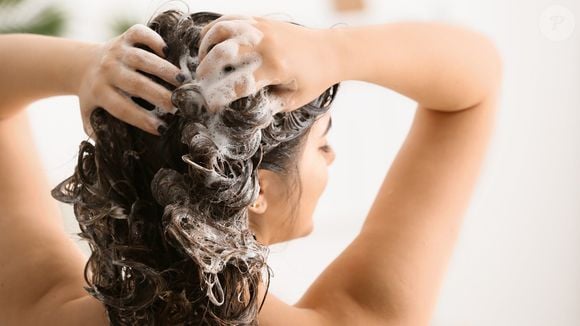 Para nutrir os fios e proteger as pontas para que o cabelo fino sofra menos com a ação do shampoo, vale investir em um produto pré-lavagem