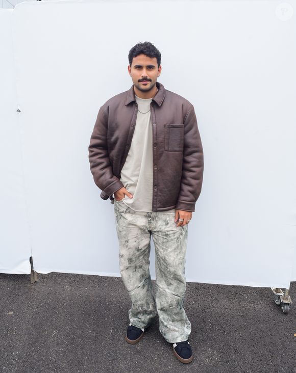 The Town 2025: um dos primeiros a chegar, o ex-BBB Lucas Pizane escolheu uma jaqueta simples com uma calça estampada