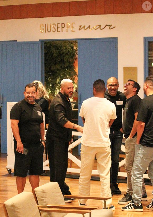 O cantor Belo comemorou o aniversário de 51 anos junto com amigos em um shopping na Barra da Tijuca, zona oeste do Rio de Janeiro.