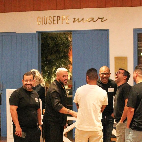 O cantor Belo comemorou o aniversário de 51 anos junto com amigos em um shopping na Barra da Tijuca, zona oeste do Rio de Janeiro.