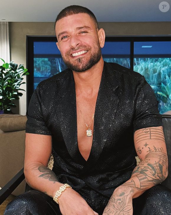 Diogo Nogueira escolheu look que valorizou seu peitoral definido em show do 'BBB 25'