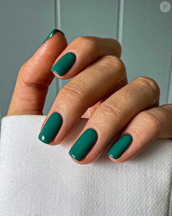 Nas unhas, os tons fechados de verde transmitem estilo e elegância