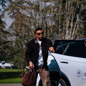 A garagem de Mbappé reúne supercarros e SUVs avaliados em milhões de reais, incluindo modelos de Ferrari, BMW, Mercedes-Benz e Volkswagen